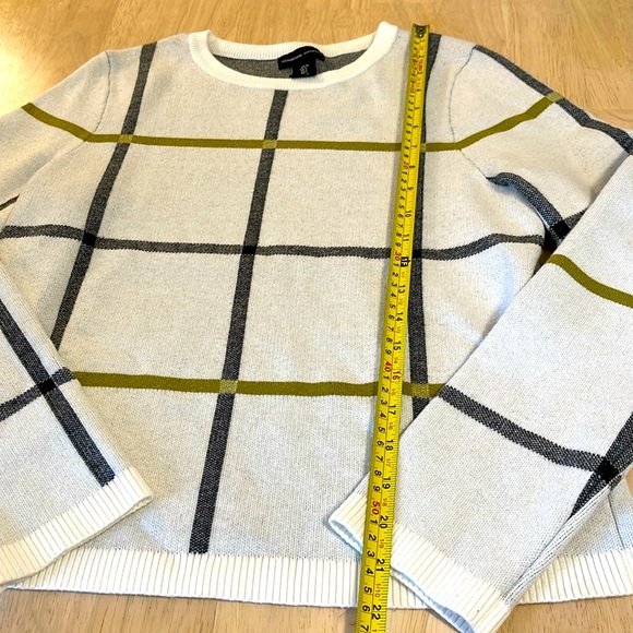 Sweater in Cream and Gray - Picture 2 of 6